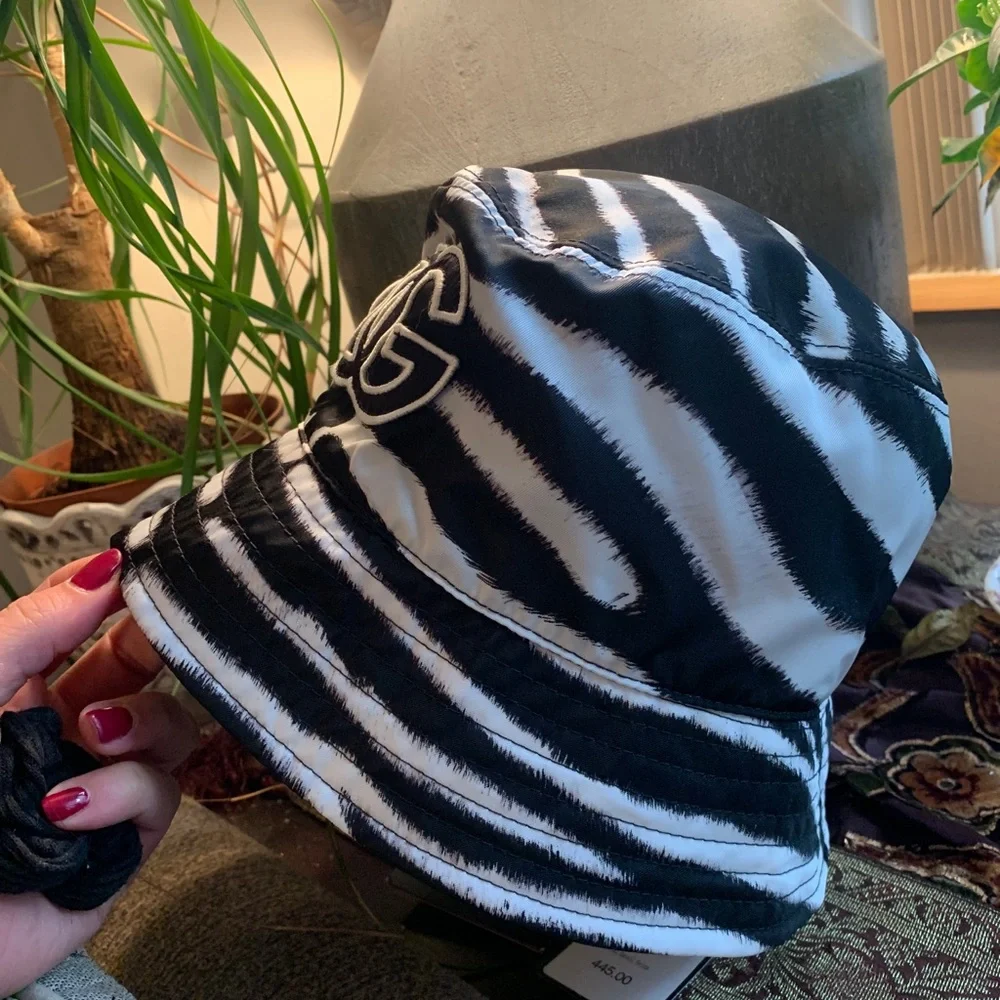 Authentic DOLCE & GABBANA ZEBRA PRINT DG LOGO BUCKET HAT - Picture 4 of 14